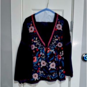 Peasant style blouse with flare sleeves. Length mid hip.